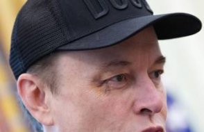 Elon Musk gözündeki morluğun nedenini açıkladı: 'Suratıma yumruk at'
