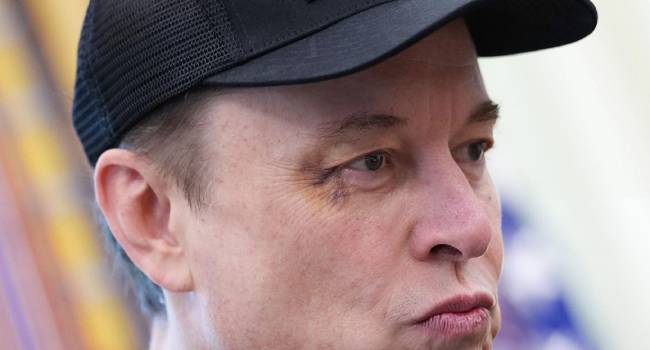 Elon Musk gözündeki morluğun nedenini açıkladı: 'Suratıma yumruk at'