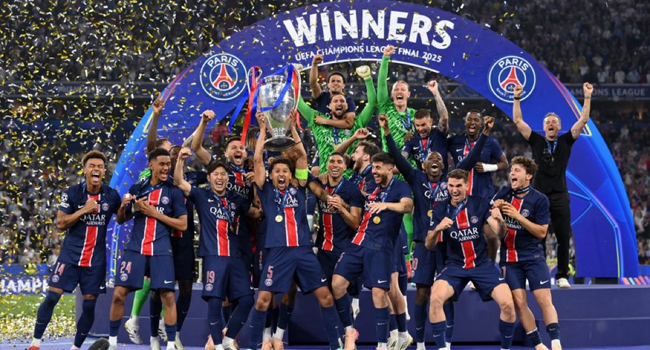 PSG Şampiyonlar Ligi Kupası'nı aldı, Paris yangın yerine döndü