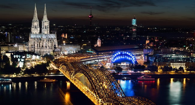 Köln’de 3 bomba alarmı; 20 bin kişi tahliye edildi