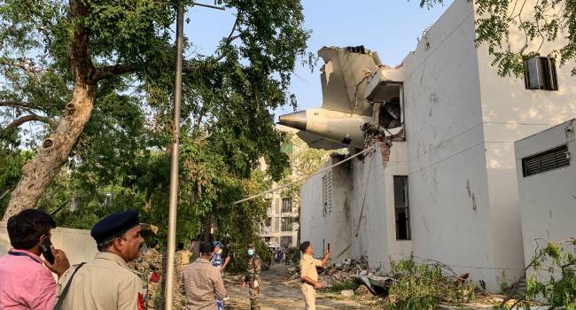 Hindistan’da havada facia! 242 kişilik uçak yerleşim alanına düştü: 290’dan fazla ölü