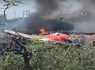 Havada facia: İçinde 244 kişi bulunan uçak düştü