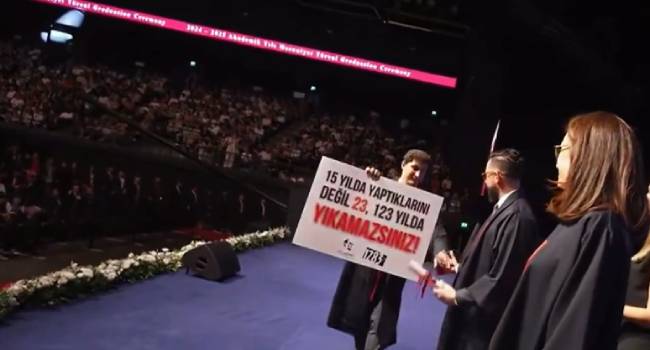 Diploma töreninde protesto rüzgârı! Genç mezunun pankartı gündem oldu
