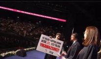 Diploma töreninde protesto rüzgârı! Genç mezunun pankartı gündem oldu