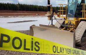 Kan donduran ölüm: Güneşlenen kadını plajda dozer ezdi!