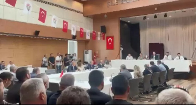 Ayakkabı fırlatmaya kalktı