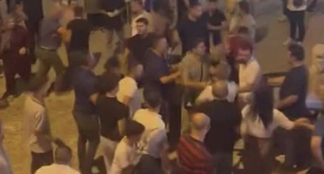 Hakim ve Polis kafedeki masa kavgasında birbirine girdi