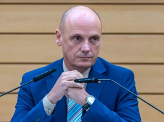 Almanya'da gamalı haç çizen SPD'li vekil istifa etti