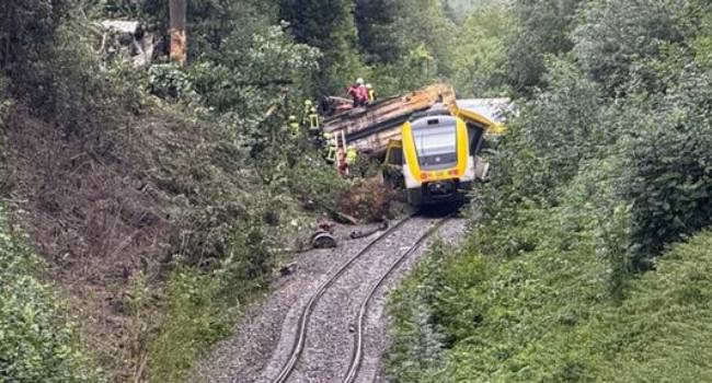 Almanya’da tren raydan çıktı: Ölü ve yaralılar var