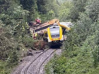 Almanya’da tren raydan çıktı: Ölü ve yaralılar var
