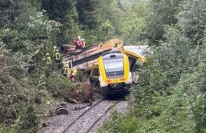 Almanya’da tren raydan çıktı: Ölü ve yaralılar var