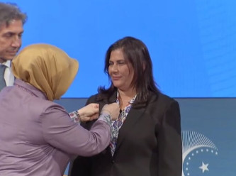 Erdoğan konuştu, AKP rozeti takılan Özlem Çerçioğlu alkışladı: “Alnım ak…”