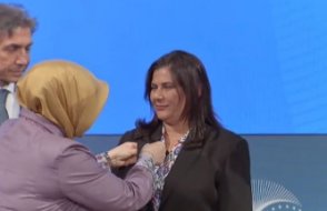 Erdoğan konuştu, AKP rozeti takılan Özlem Çerçioğlu alkışladı: “Alnım ak…”