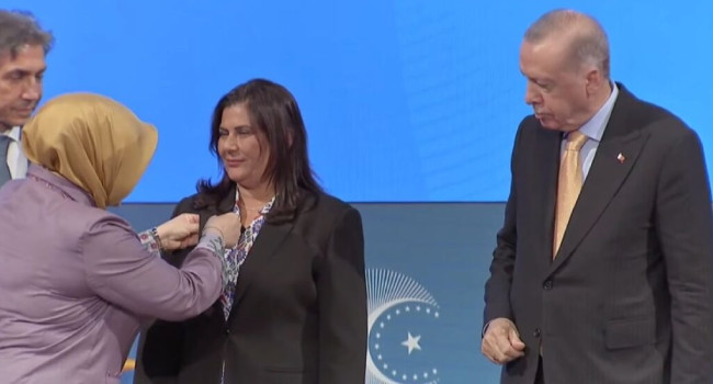 Erdoğan konuştu, AKP rozeti takılan Özlem Çerçioğlu alkışladı: “Alnım ak…”