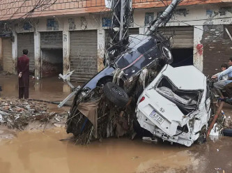 Pakistan'da sel: Can kaybı 320'yi geçti
