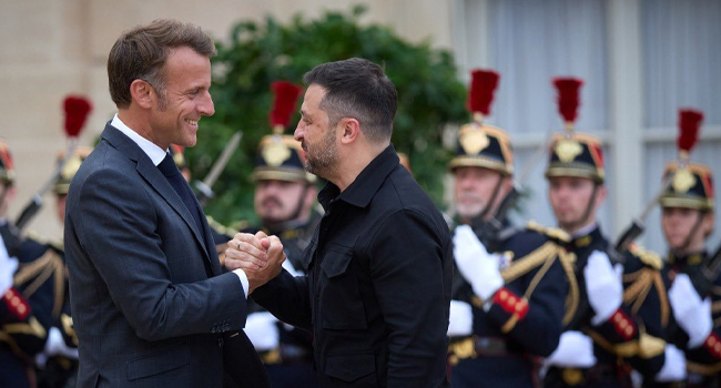 Mikrofon kazası zirveye damga vurdu: Macron'la Zelenski'nin konuşması gündem oldu