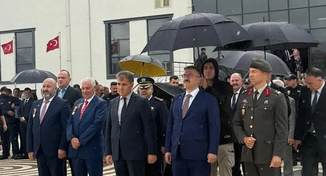 'Vali'ye şemsiye' haberi Iğdır'ı karıştırdı: Gözaltına alınan muhabiri çeken muhabir de gözaltında!