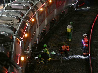 İngiltere’de trende kabus: Bıçaklı saldırganlar çok sayıda kişiyi yaraladı
