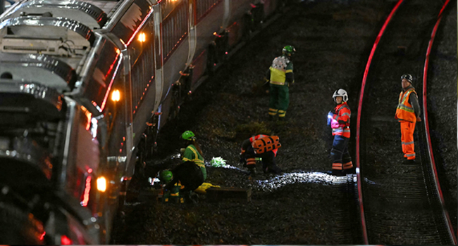 İngiltere’de trende kabus: Bıçaklı saldırganlar çok sayıda kişiyi yaraladı
