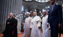 Girerken ayakkabılarını çıkardı: Papa, Sultanahmet Camii’ni gezdi