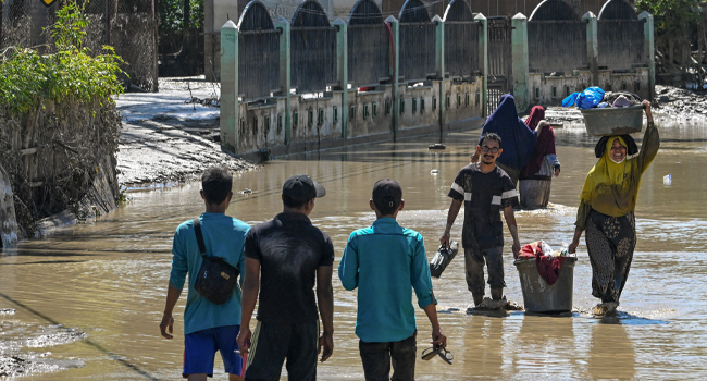 Endonezya ağlıyor: Sel felaketinde can kaybı 1000'i aştı