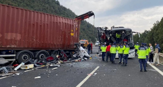 Feci kaza: Otobüs tıra çarptı 6 ölü 11 yaralı