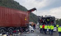 Feci kaza: Otobüs tıra çarptı 7 ölü 11 yaralı