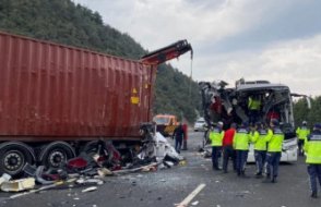 Feci kaza: Otobüs tıra çarptı 7 ölü 11 yaralı