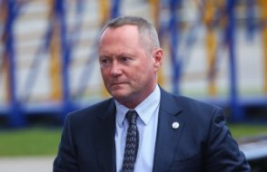 AB Komiserinden Türkiye'ye ağır eleştiri : Yalçınkaya ve Demirhan kararları görmezden gelinmemeli