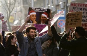 Komşu'da protestolara dayanamayan hükümet istifa etti