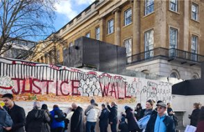 HRS’den İngiltere'de çarpıcı eylem: Başbakanlık önüne adalet duvarı kurdular