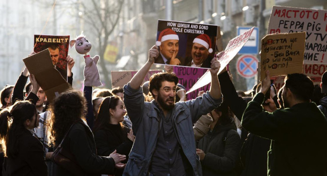 Komşu'da protestolara dayanamayan hükümet istifa etti