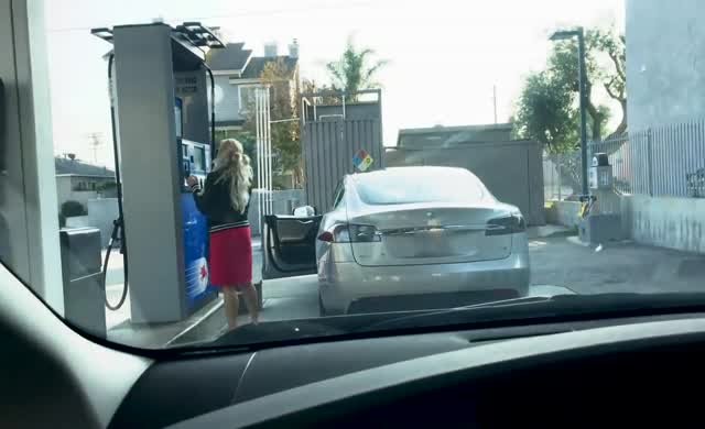 Elektrikli otomobili benzinle doldurmaya çalışan sürücünün videosu sosyal medyada viral oldu Elektrikli otomobili benzinle doldurmaya çalışan sürücünün videosu sosyal medyada viral oldu