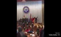 Kırgızistan'da göstericiler Meclis, Hükümet ve Başkanlık Sarayı'na girdi