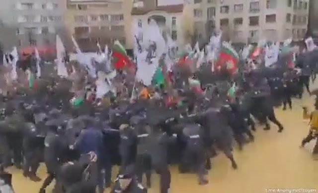 Bulgaristan'da korona inkarcıları polisle çatıştı