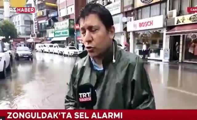 TRT muhabiri canlı yayında rögara düştü