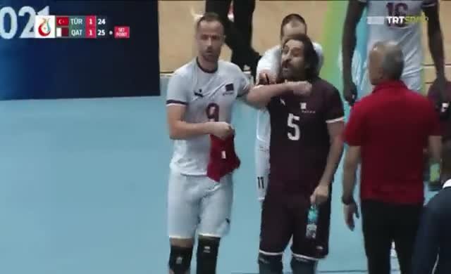 Katarlı sporcu 'kafa kesme' hareketi yaptı