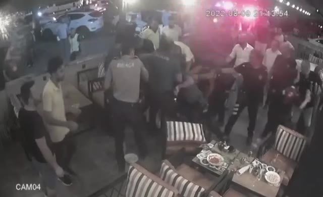 Kafe basan polisler dehşet saçtı
