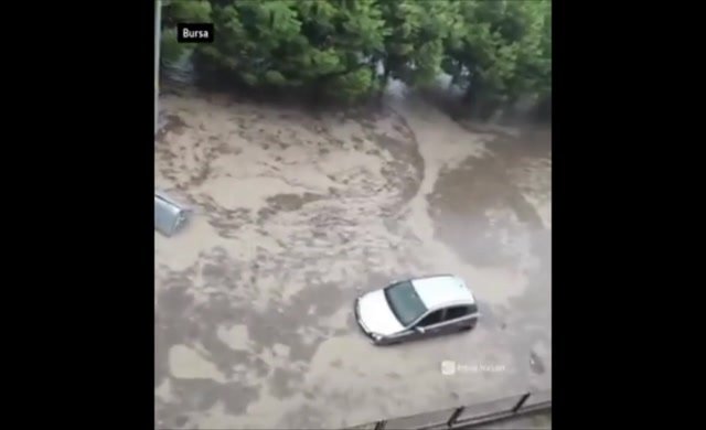 Bursa'da sağanak yağış sele dönüştü