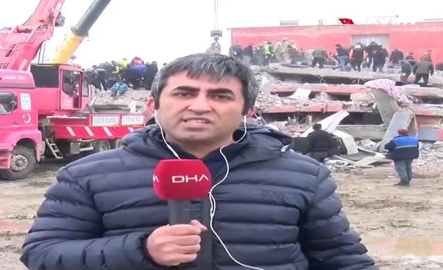 Muhabir canlı yayında 7.6 şiddetindeki depremi aktardı