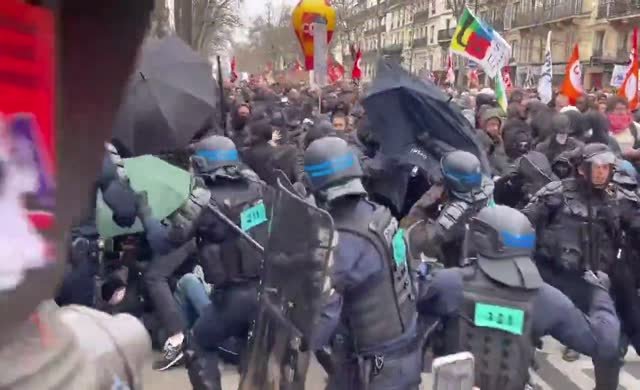 Fransa'daki gösterilere şiddet bulaştı: 172 gözaltı
