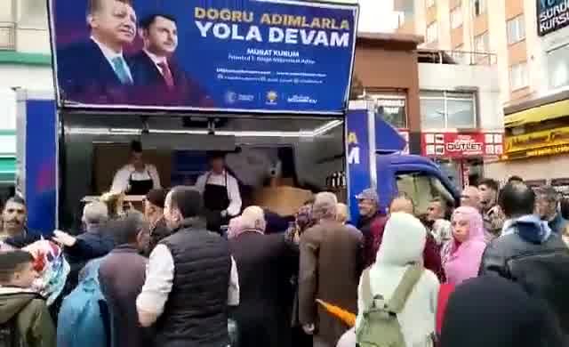 AKP seçim arabasından ekmek dağıttı, izdiham oluştu
