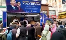 AKP seçim arabasından ekmek dağıttı, izdiham oluştu