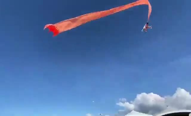 Uçurtmaya takilan çocuk havada uçtu